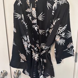 Lunya Washble Pure Silk Short Robe with Palm Print in Immersed Black size xs/s